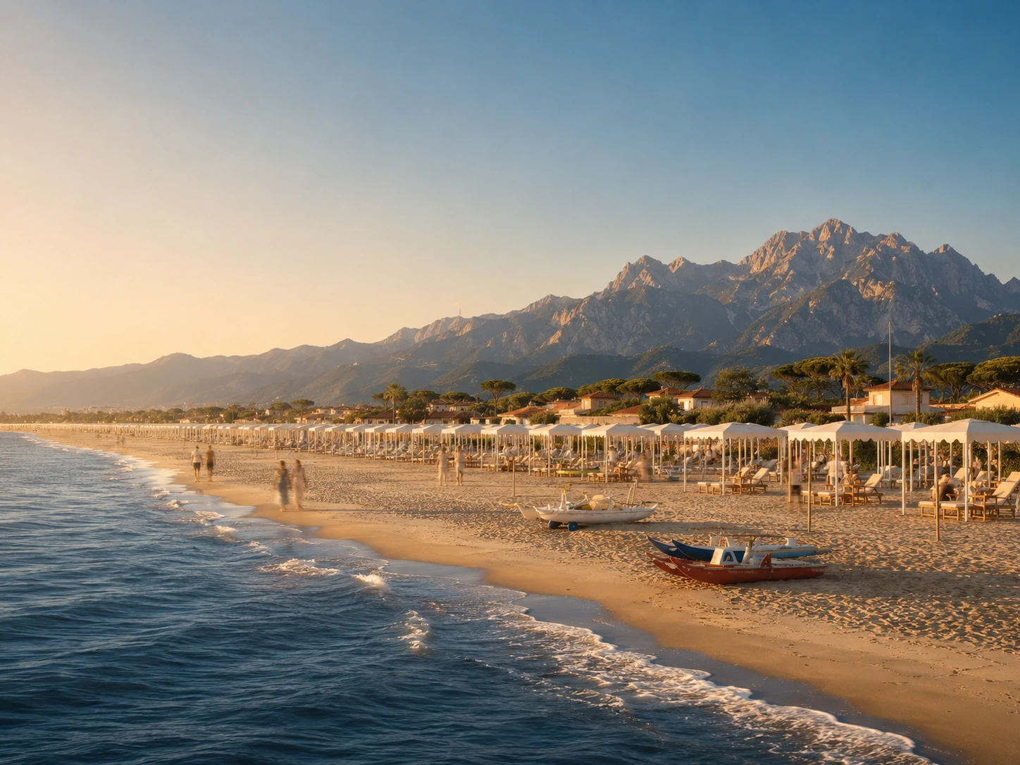 Le Alpi Apuane viste dalla costa della Versilia